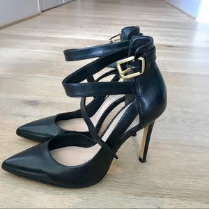 Guess black pumps